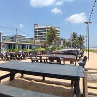 ร้านอาหารต้นหาด