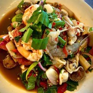 ร้านยำแฮงค์เอ้าท์ (โต้รุ่งตลาดทิพย์เกสร) ตลาดทิพย์เกสร