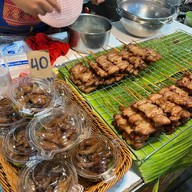 ศุจินธรหมูทอดเสียบไม้ ตลาดต้นไม้ชายคา เพชรเกษม 28