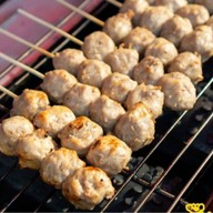 ูลูกชิ้นปิ้งย่าง เตาถ่าน พิกัดเยื้องร้านส้มตำแซ่บ แซ่บ(20.00-23.00น. อยุ่หน้าเซเว่น นานาชาติ) สาขา8