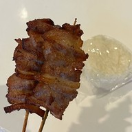 เมนูของร้าน ศุจินธรหมูทอดเสียบไม้ ตลาดต้นไม้ชายคา เพชรเกษม 28