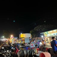 ตลาดโต้รุ่งหน้าสถานีรถไฟลพบุรี