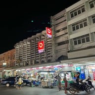 ตลาดโต้รุ่งหน้าสถานีรถไฟลพบุรี
