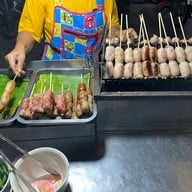 ตลาดโต้รุ่งหน้าสถานีรถไฟลพบุรี