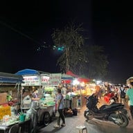 ตลาดโต้รุ่งหน้าสถานีรถไฟลพบุรี