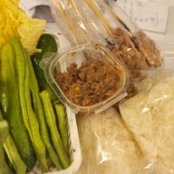 หมูปิ้งในหลืบ  หน้าวัด ปากซอยแยกแรก