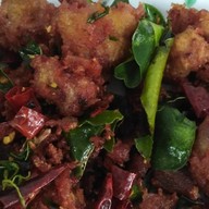 ไก่ทอด ป.เลิศรส  ตลาดโต้รุ่งศรีนครลำดวน