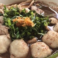 ก๋วยเตี๋ยวลูกชิ้นเนื้อแชมป์ และ ลูกชิ้นหมูฮั้งเพ้ง    (หอเมืองเดช) ในหอเมืองเดช