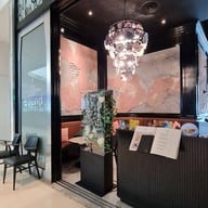 หน้าร้าน Another Hound Café Central Embassy