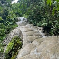 น้ำตกบัวตอง