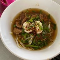 ก๋วยเตี๋ยวลูกชิ้นข้างวัดพระศรี