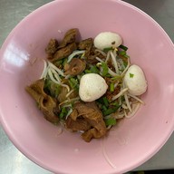 ก๋วยเตี๋ยวลูกชิ้นข้างวัดพระศรี