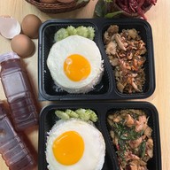 ครัวในบ้านเเม่เฮงเฮง กะเพราพริกแห้ง 1