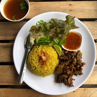 เมนูของร้าน ก๋วยเตี๋ยวเรือ ราไวย์ ซอยไสยวน