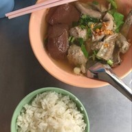 เมนูของร้าน เจ๊ตุ๋ย ต้มเลือดหมู ซอยพหลโยธิน1