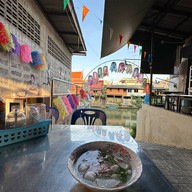 ก๋วยเตี๋ยวเจ๊นิ ริมน้ำ เจ้าเก่า