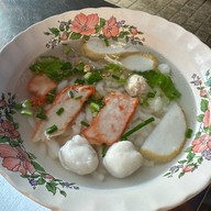 ก๋วยเตี๋ยวเจ๊นิ ริมน้ำ เจ้าเก่า