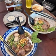 อู้ฟู่ ก๋วยเตี๋ยวเรือ x ข้าวมันไก่ประตูน้ำ -