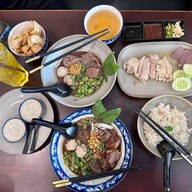อู้ฟู่ ก๋วยเตี๋ยวเรือ x ข้าวมันไก่ประตูน้ำ -