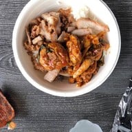 หมูทอดเจ๊จง เอฟวายไอ เซ็นเตอร์ (FYI Center)