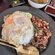 อู้ฟู่ ก๋วยเตี๋ยวเรือ x ข้าวมันไก่ประตูน้ำ -