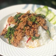 ผัดกะเพรา เฟรนช์ฟราย ไก่ทอด (aim aroi khum🍴)