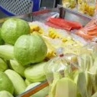 ผลไม้สดดองริมทาง ลูกชิ้นปลาระเบิด ผลไม้สด  ยำ น้ำอัดลม น้ำปลา่าว