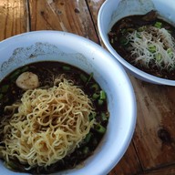 ก๋วยเตี๋ยวเรือรสซิ่ง ใต้ทางด่วน