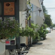 หน้าร้าน Tiny coffee house ร้านในซอยข้างบ้าน (ไทนี่คอฟฟี่เฮาส์) วังทองซอย8/3