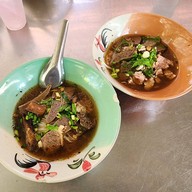 ส้มตำ-ยำแซ่บ อร่อยแยกวัดสิงห์ หน้าร้านก๋วยเตี๋ยวโก๋พงษ์วัดสิงห์