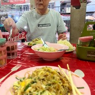 ล้านผัดไทท่าแพ