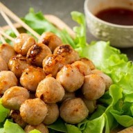 ูลูกชิ้นปิ้งย่าง เตาถ่าน พิกัดเยื้องร้านส้มตำแซ่บ แซ่บ(20.00-23.00น. อยุ่หน้าเซเว่น นานาชาติ) สาขา8