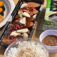 BLACKBEACH อาหารตามสั่ง แซลม่อนสด ของทานเล่น ตลาดเฟิร์สวันตลาดพลู