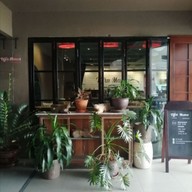 หน้าร้าน Brown House Restaurant