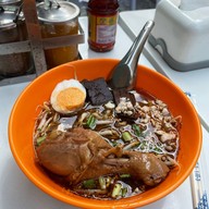 เมนูของร้าน เตี๋ยวตุ๋นน่องโตbyคุณพิม@BTSอารีย์