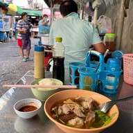 เมนูของร้าน เจ๊ตุ๋ย ต้มเลือดหมู ซอยพหลโยธิน1