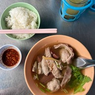 เมนูของร้าน เจ๊ตุ๋ย ต้มเลือดหมู ซอยพหลโยธิน1