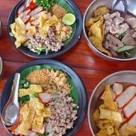 เมนูของร้าน ก๋วยเตี๋ยวห้อยขา พิษณุโลกสองแคว