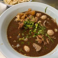 เมนูของร้าน ก๋วยเตี๋ยวเรือเฉินหลง ถนนแสงจันทร์