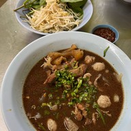 ก๋วยเตี๋ยวเรือเฉินหลง ถนนแสงจันทร์