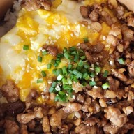 ข้าวไข่ข้น ยำไก่แซ่บ ขนมปังปิ้งและชาผลไม้น้องขมิ้น สาขาหลัก