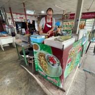 ผัดไทยแค๊ปหมู วังชมภู