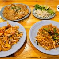 เมนูของร้าน เรือนไทย ผัดไทย หอยทอด ข้าวมันไก่