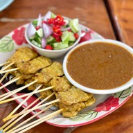 ผัดไทยแค๊ปหมู วังชมภู