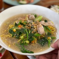 ผัดไทยแค๊ปหมู วังชมภู