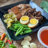 ข้าวขาหมูสีลม กับ กะเพราขาหมูโครตอร่อย ท่าข้าม28