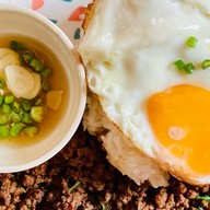 ไข่กระทะ ผัดกะเพรา (Ronin food house)