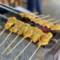 ผัดไทยแค๊ปหมู วังชมภู