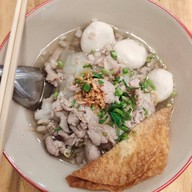 เมนูของร้าน ก๋วยเตี๋ยวเรือวิศวะ โลตัส ศรีนครินทร์