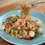 ผัดไทยแค๊ปหมู วังชมภู